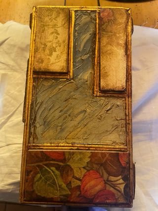 Cubo de madera decorado