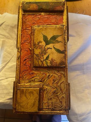 Cubo de madera decorado