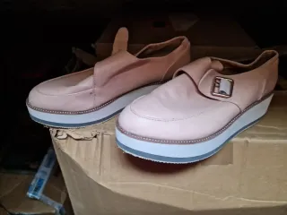 Zapatos rosas con hebilla y plataforma