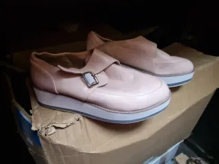 Zapatos rosas con hebilla y plataforma