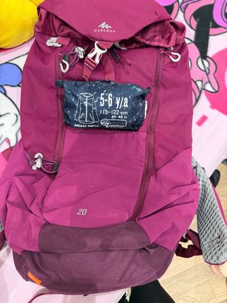 Mochila Quechua 20L + Chubasquero T. 5-6 años