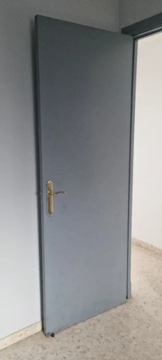 9 puertas con tiradores 85€ todas.