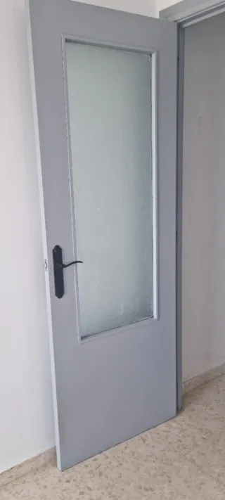 9 puertas con tiradores 85€ todas.