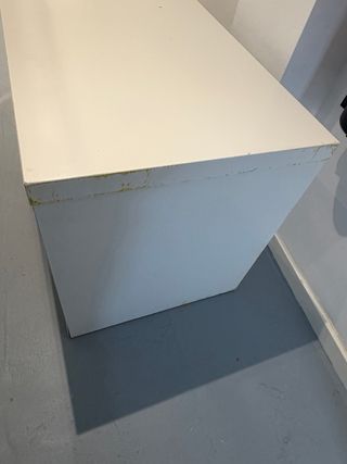 Mesa de oficina blanca y negra