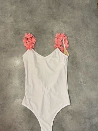 Costume intero bianco con fiori rosa