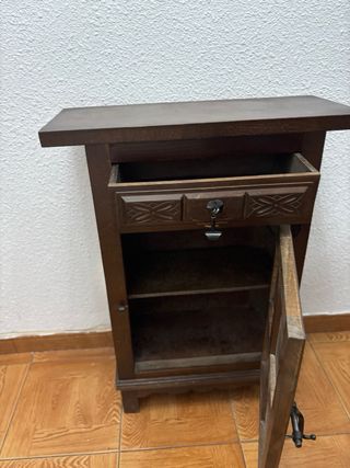 Mesilla de noche rústica de madera. CHOLLO