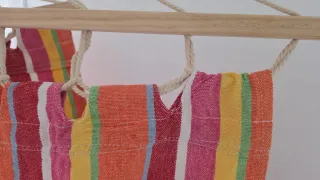 Hamaca de tela y madera multicolor