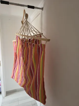 Hamaca de tela y madera multicolor