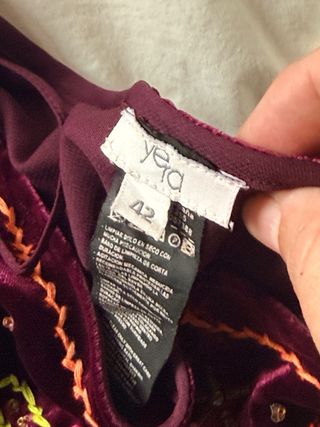 Falda morada con bordado floral