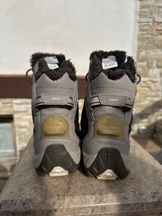 Botas de montaña Quechua, deteriorado un plastico