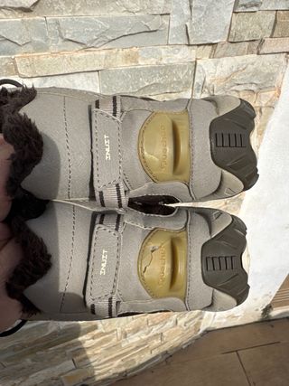 Botas de montaña Quechua, deteriorado un plastico