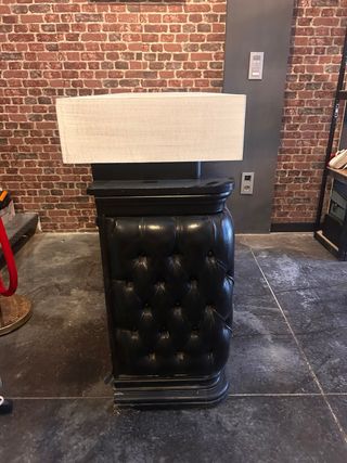 Barra de bar antigua de cuero negro