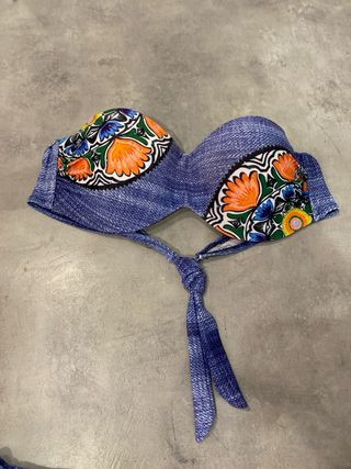 Costume da bagno blu con stampa floreale