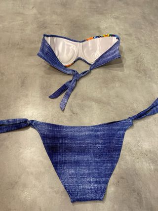 Costume da bagno blu con stampa floreale