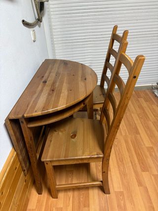 Mesa extensible y 2 sillas madera