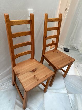 Mesa extensible y 2 sillas madera