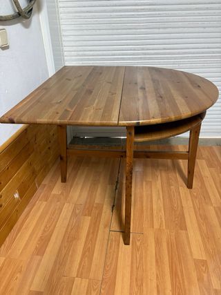 Mesa extensible y 2 sillas madera