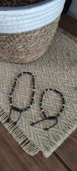 Pulsera y tobillera anudadas con abalorios
