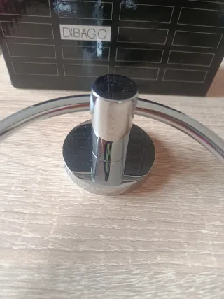 Toallero de metal plateado