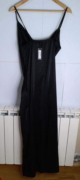 Elegante vestido negro largo satinado