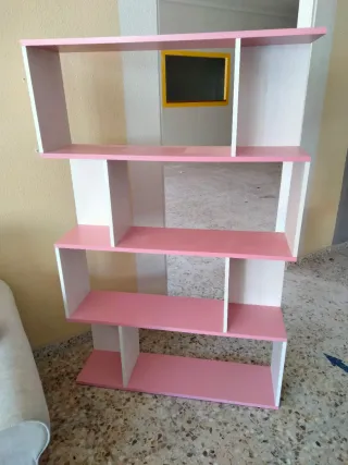 Estantería de madera rosa y blanca