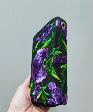 Cartera bordada flores moradas y verdes