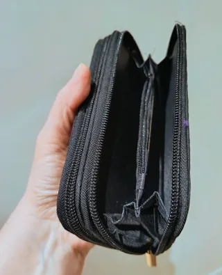 Cartera bordada flores moradas y verdes