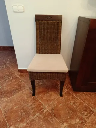2 Sillas de madera y rafia