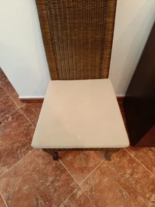 2 Sillas de madera y rafia