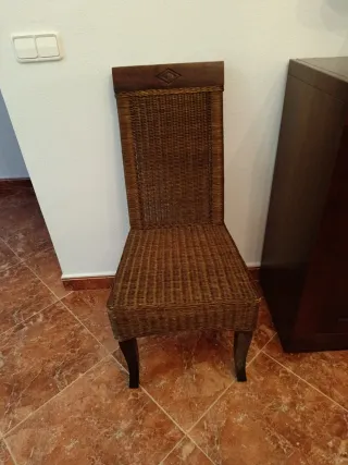 2 Sillas de madera y rafia