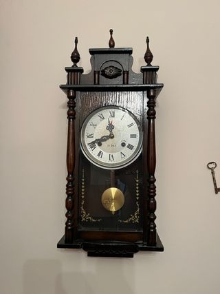 Reloj de pared antiguo de madera