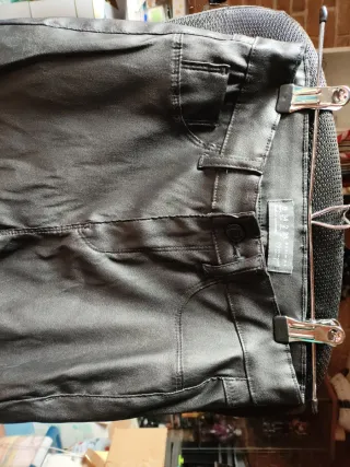 Pantalón efecto piel brillante Primark T.34