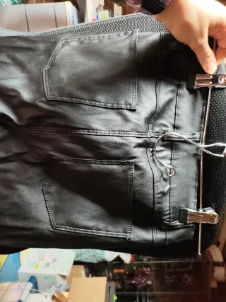 Pantalón efecto piel brillante Primark T.34