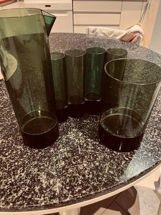 Jarra y vasos de cristal verde Estilo vintage