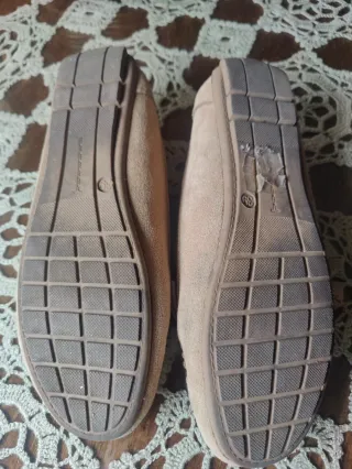 Mocasines beige ante hebilla dorada talla 39