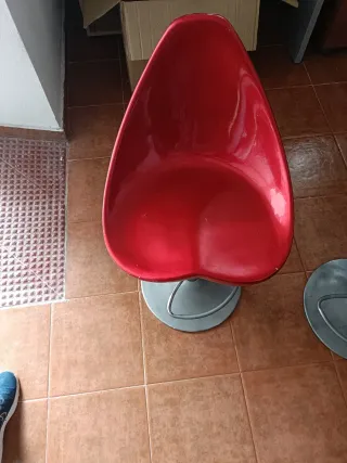 Mesa redonda moderna con 2 sillas rojas