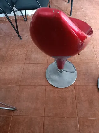 Mesa redonda moderna con 2 sillas rojas