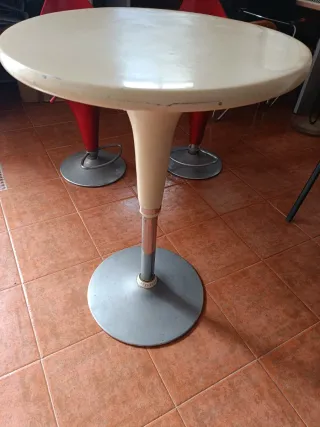 Mesa redonda moderna con 2 sillas rojas