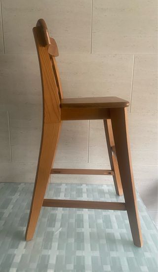 Silla alta de madera