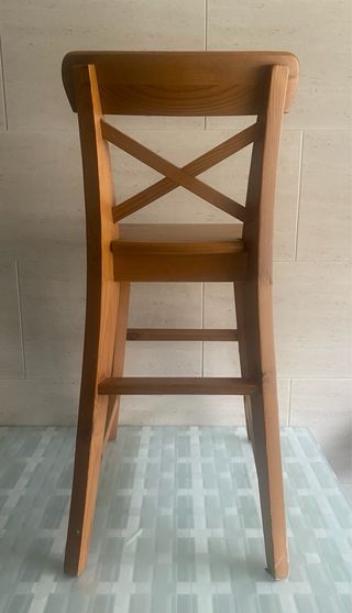Silla alta de madera