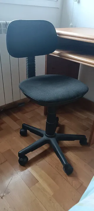 Silla de oficina negra con ruedas