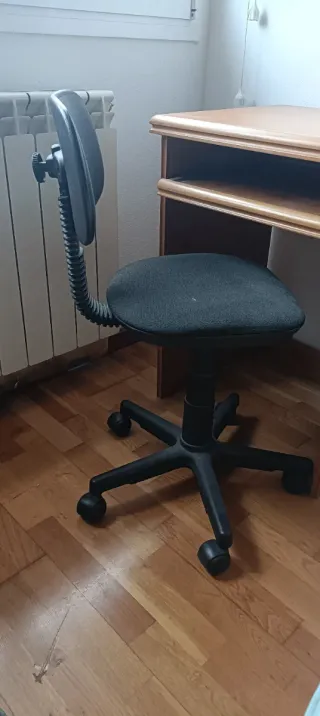 Silla de oficina negra con ruedas