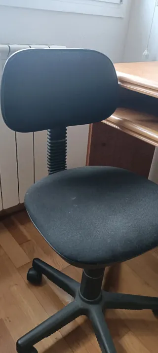 Silla de oficina negra con ruedas
