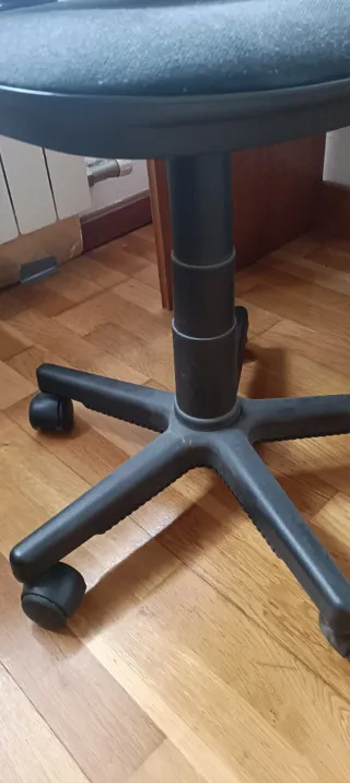 Silla de oficina negra con ruedas