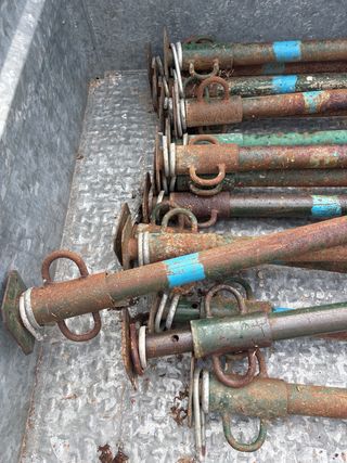 Puntales de obra metálicos