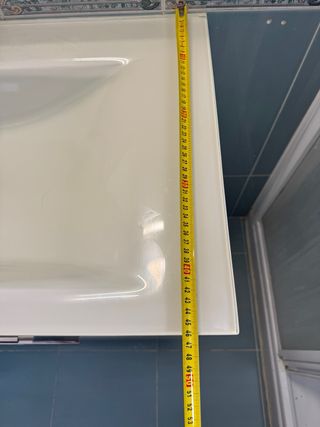 Mueble de lavabo blanco con dos cajones y espejo