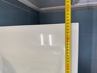Mueble de lavabo blanco con dos cajones y espejo