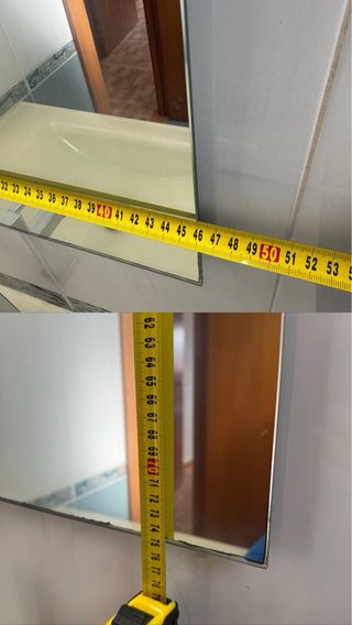 Mueble de lavabo blanco con dos cajones y espejo