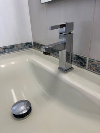 Mueble de lavabo blanco con dos cajones y espejo