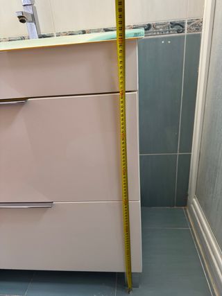 Mueble de lavabo blanco con dos cajones y espejo